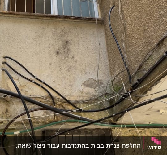 קיר חיצוני עם חלון וסורגים, חוטים חשופים